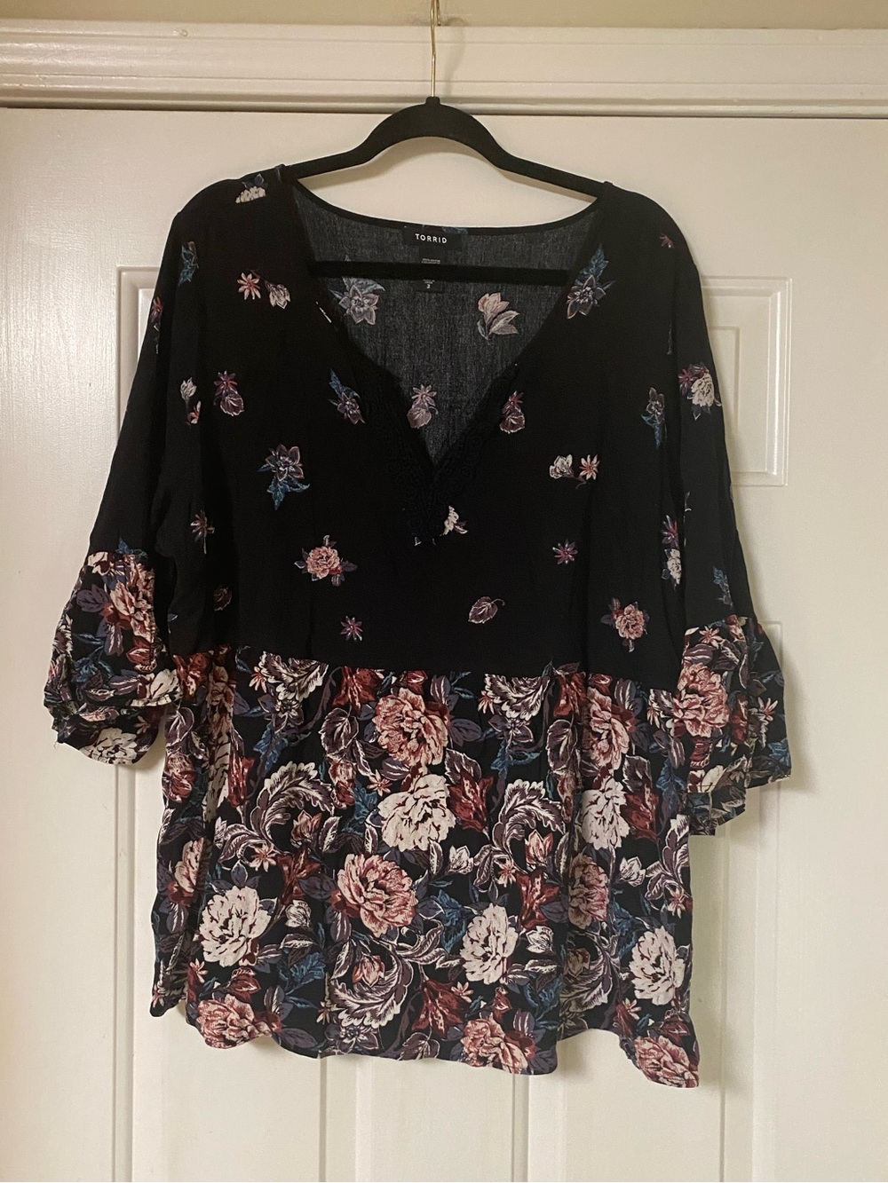Torrid Black Floral Peplum V-Neck Blouse Size 22/24